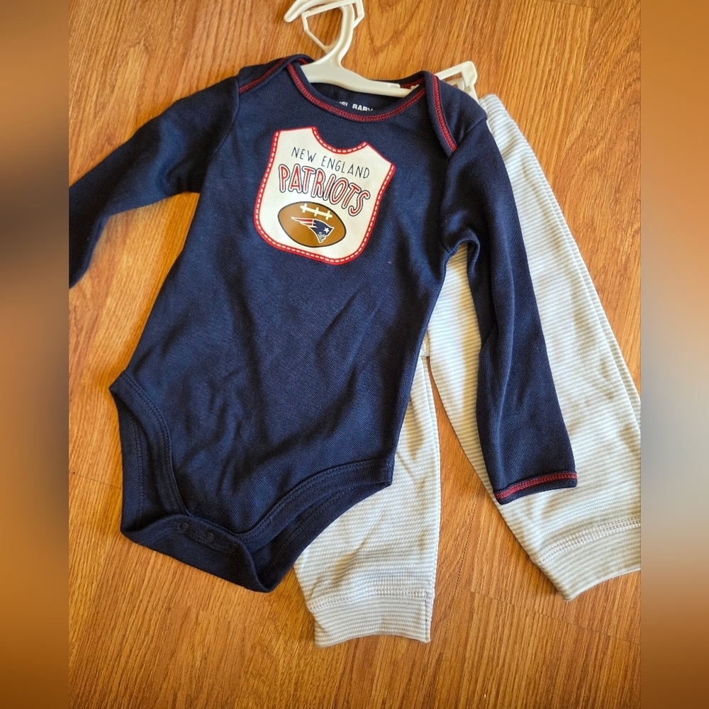 NFL New England Patriots Baby Set 2pc Newborn and 9M New Football Superbowl